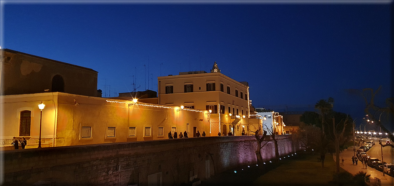 foto Bari di notte